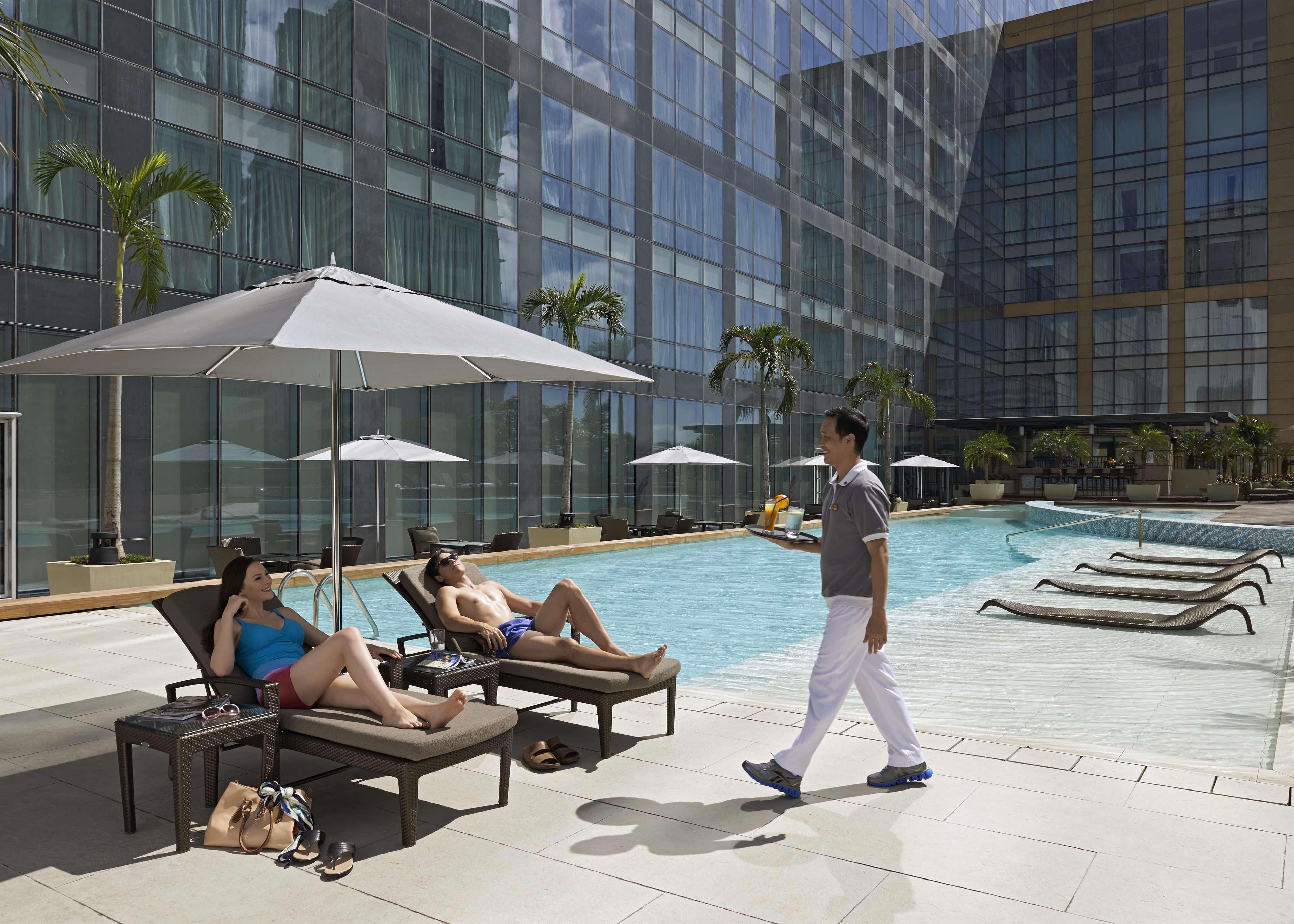 Hotel Fairmont Makati à Makati City Extérieur photo The pool at the hotel