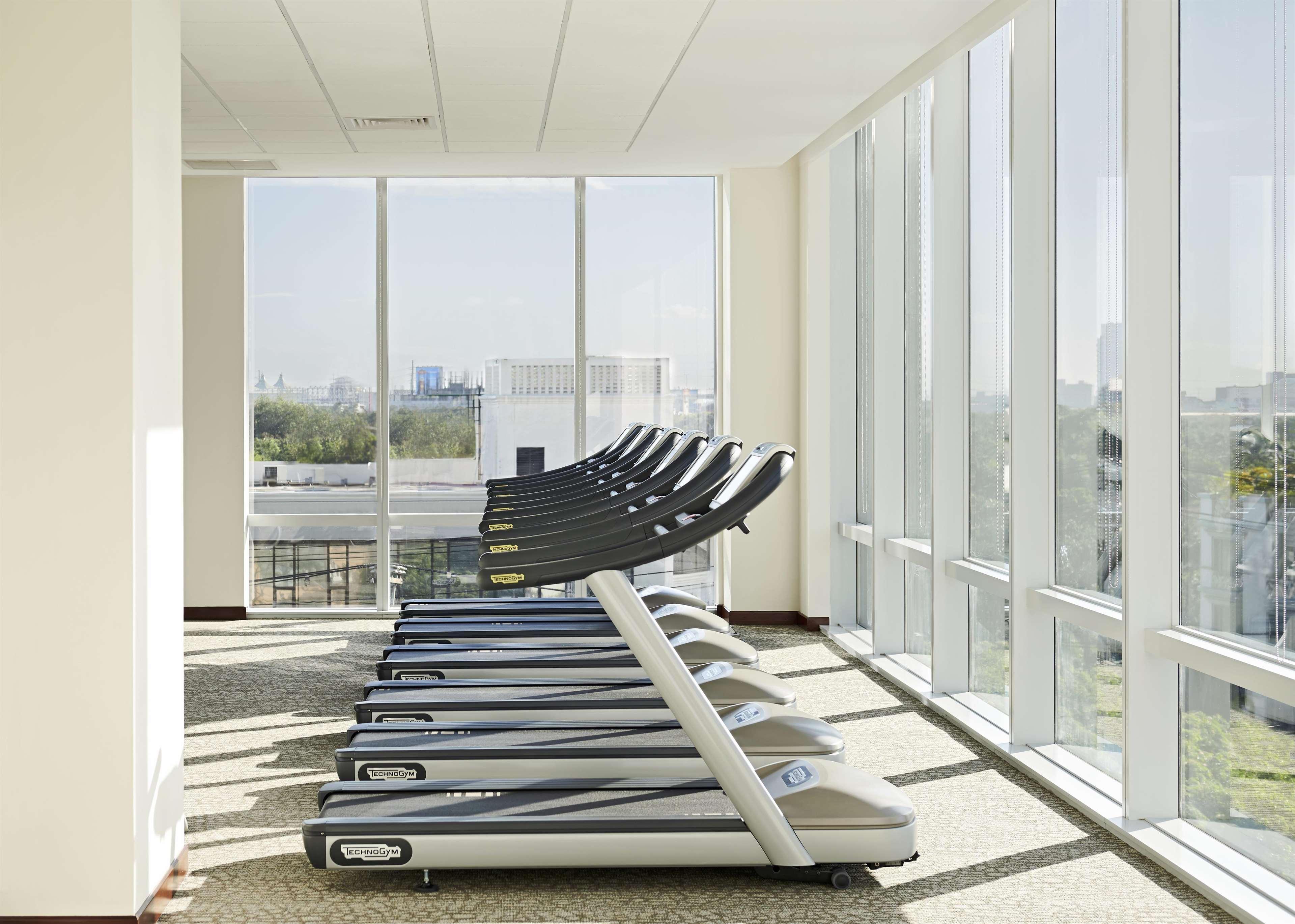 Hotel Fairmont Makati à Makati City Extérieur photo The gym at the hotel