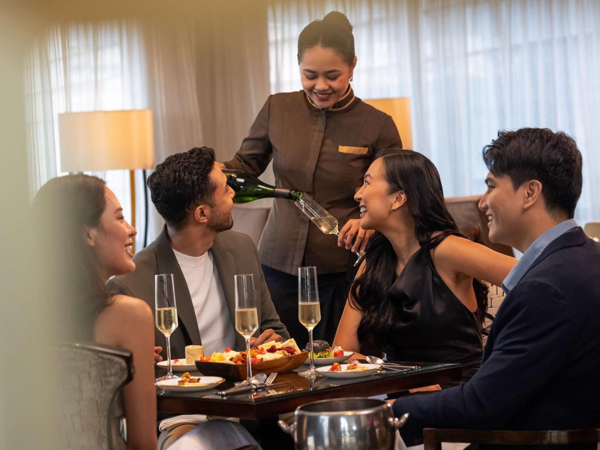 Hotel Fairmont Makati à Makati City Extérieur photo A butler serving drinks at a party