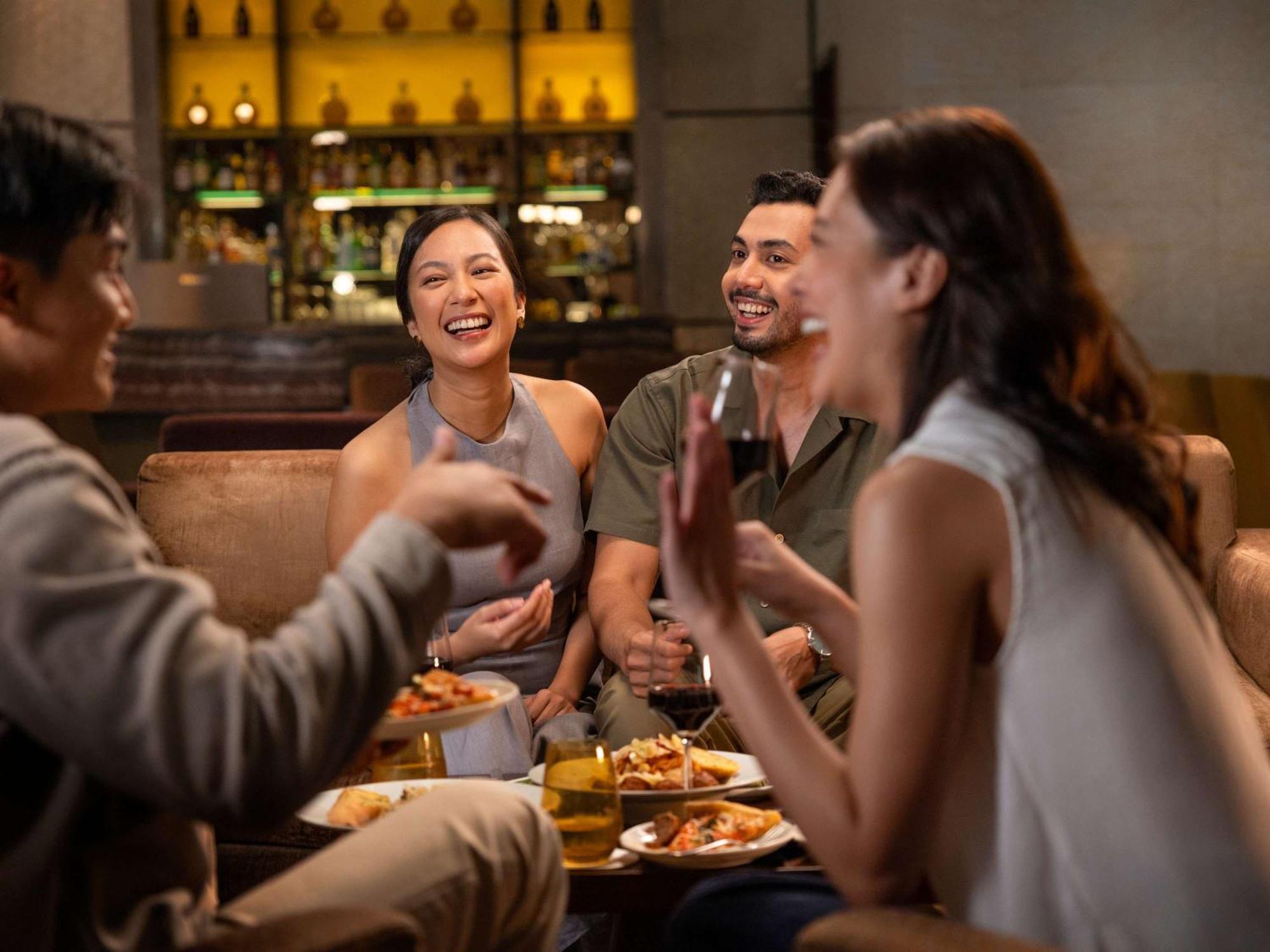 Hotel Fairmont Makati à Makati City Extérieur photo A group of friends at a bar