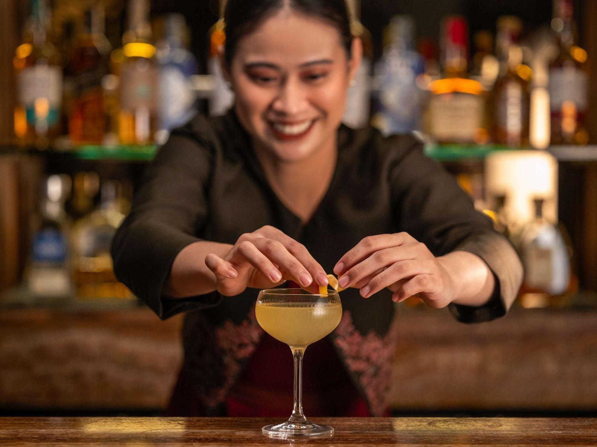 Hotel Fairmont Makati à Makati City Extérieur photo A bartender at work