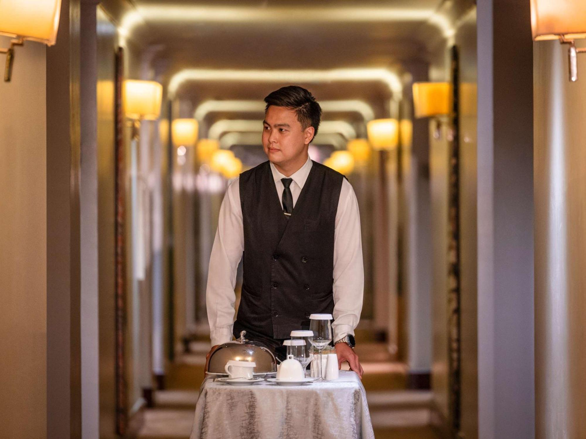 Hotel Fairmont Makati à Makati City Extérieur photo A room service attendant at work
