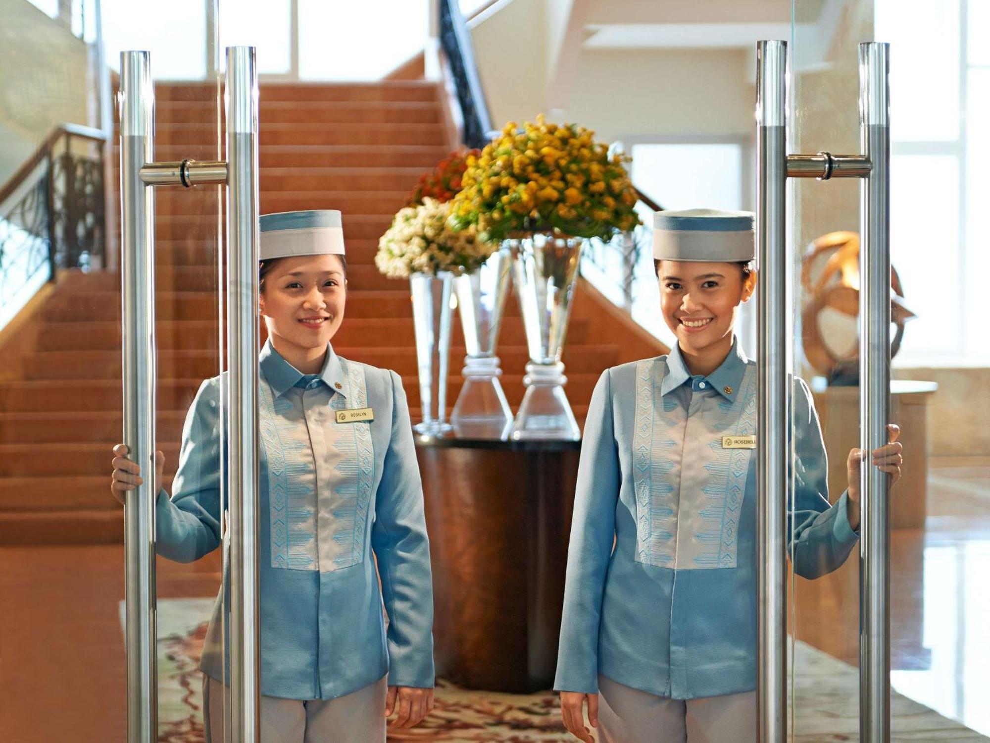 Hotel Fairmont Makati à Makati City Extérieur photo Doormen at the Shangri-La Hotel, Kuala Lumpur