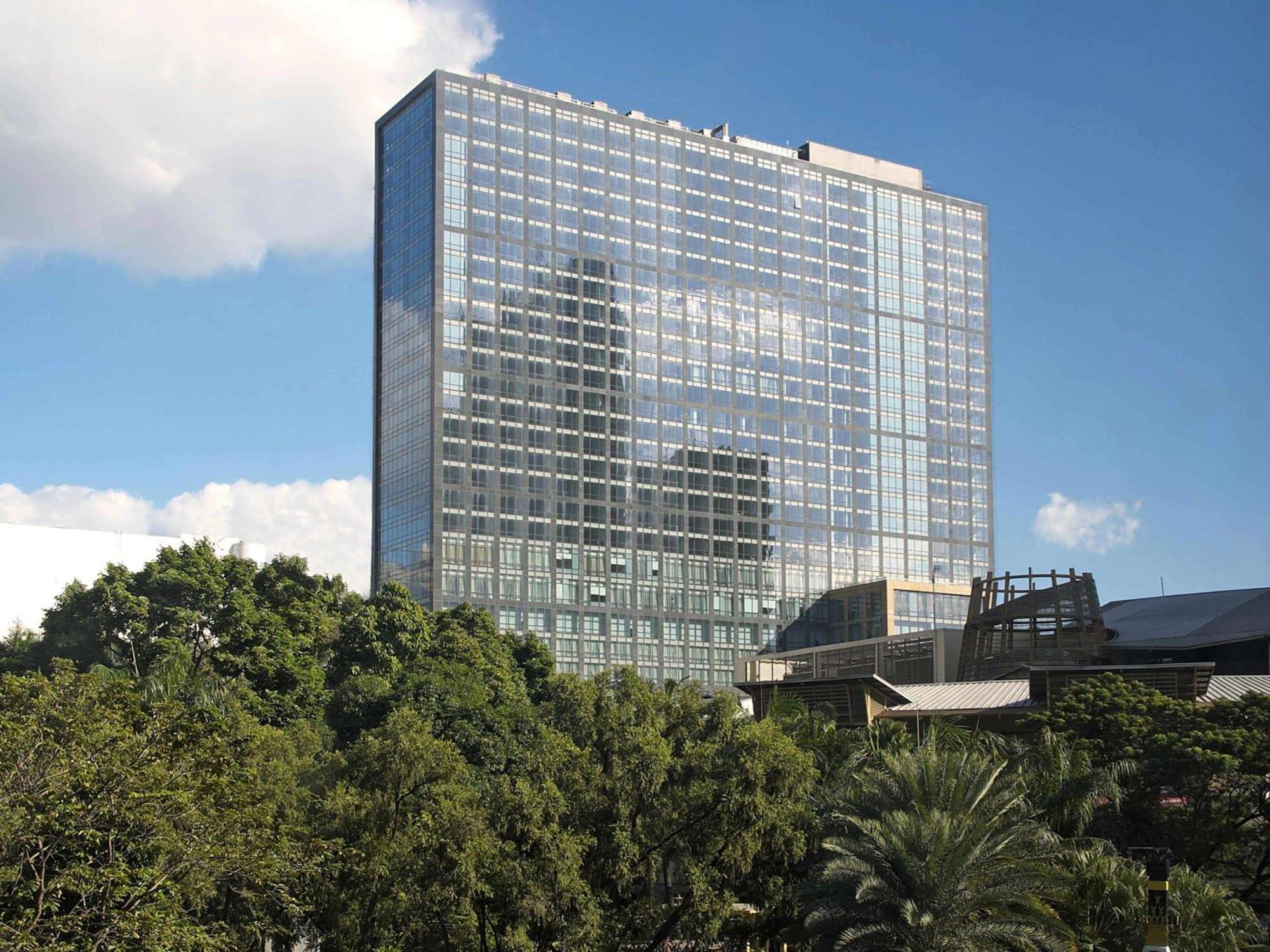 Hotel Fairmont Makati à Makati City Extérieur photo The 101-story, 1,000-room, 1.2 million square feet (111,000 m2) Hyatt Regency Houston is the largest hotel in Texas.