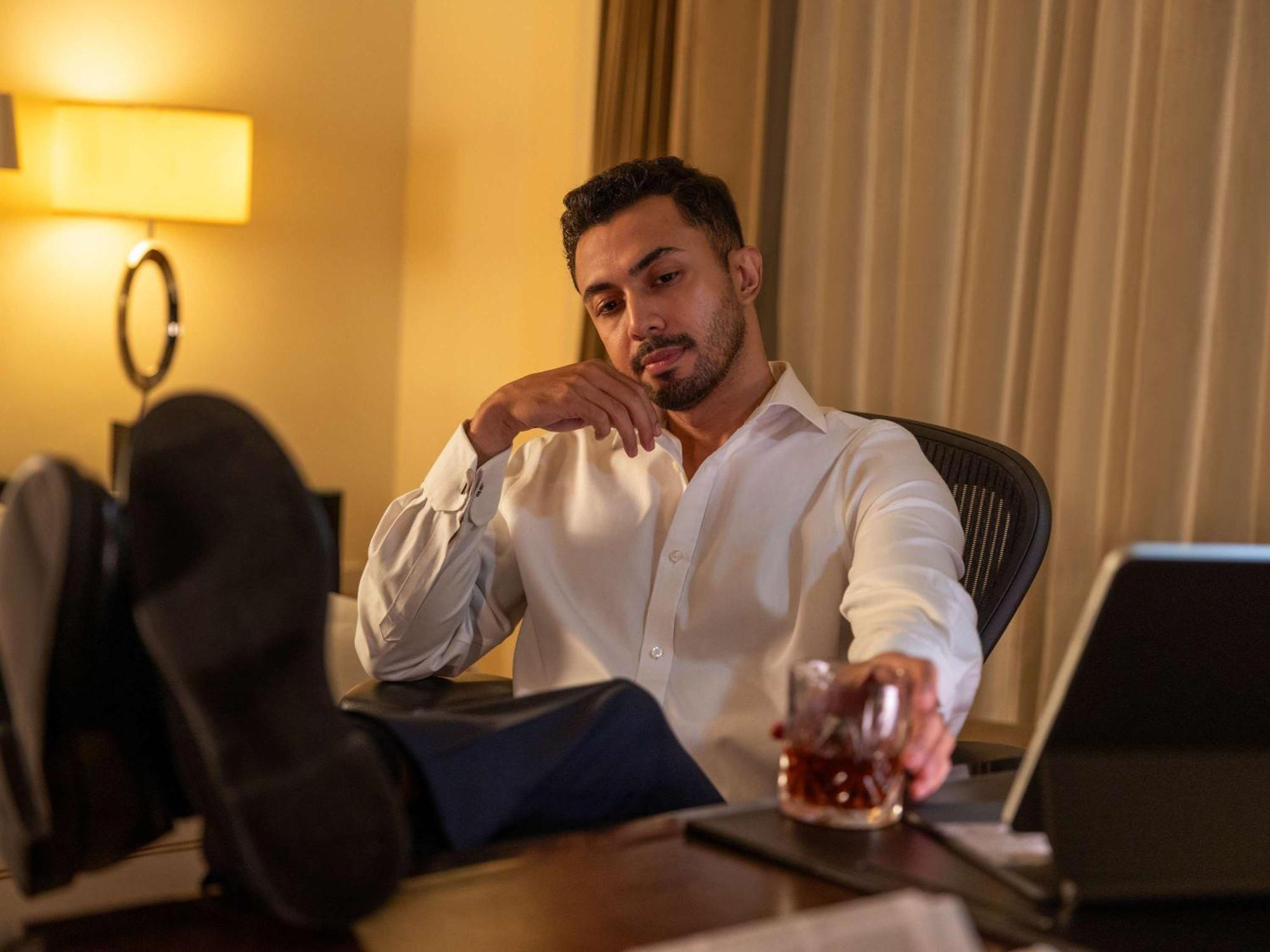 Hotel Fairmont Makati à Makati City Extérieur photo A businessman drinking alcohol