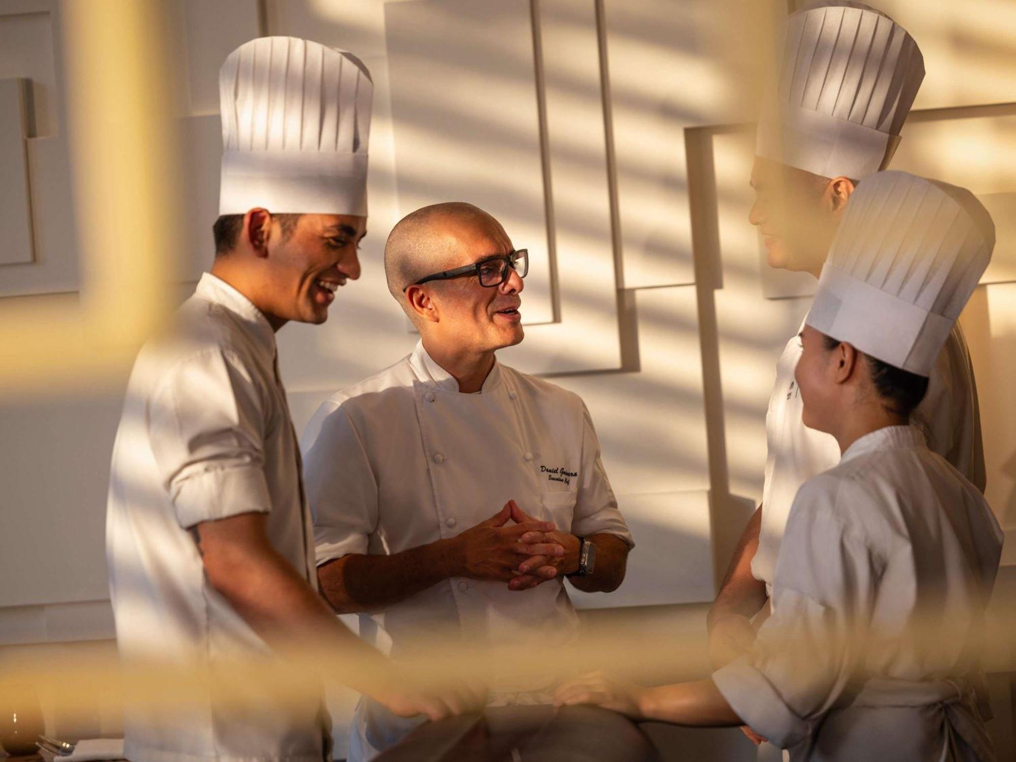 Hotel Fairmont Makati à Makati City Extérieur photo Chef de cuisine with his sous-chefs