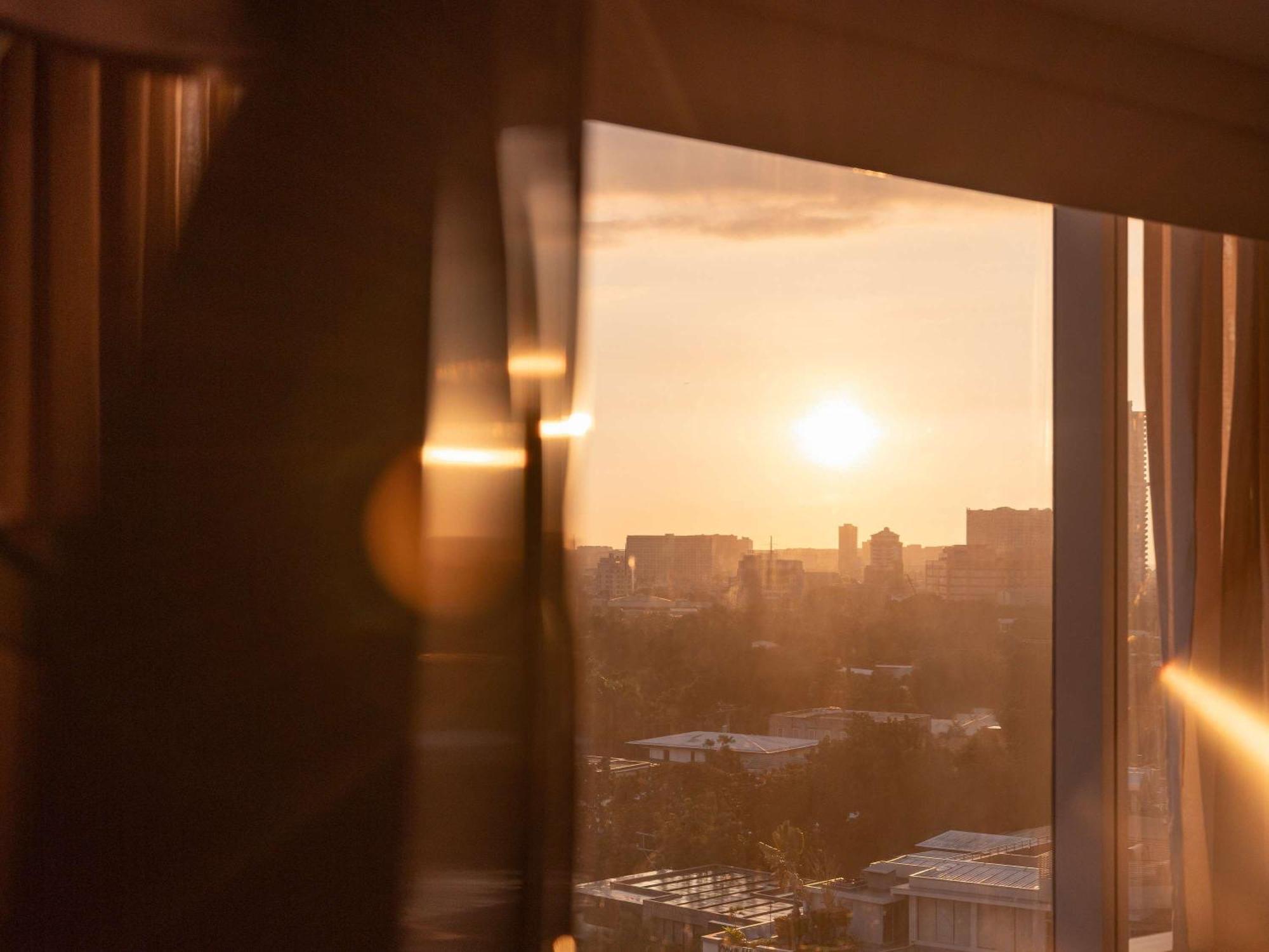 Hotel Fairmont Makati à Makati City Extérieur photo Sunset view from the 10th floor