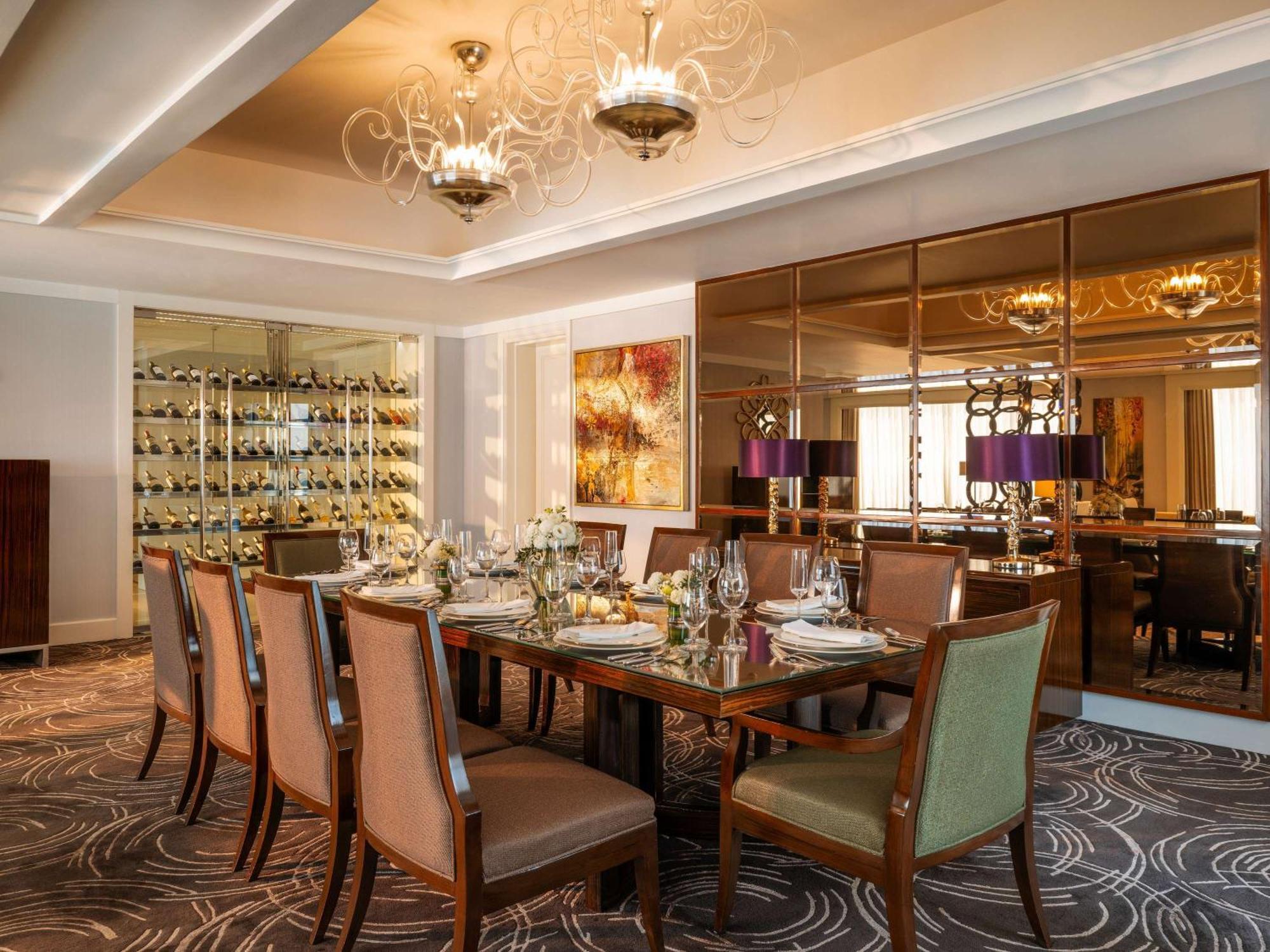 Hotel Fairmont Makati à Makati City Extérieur photo The Wine Room